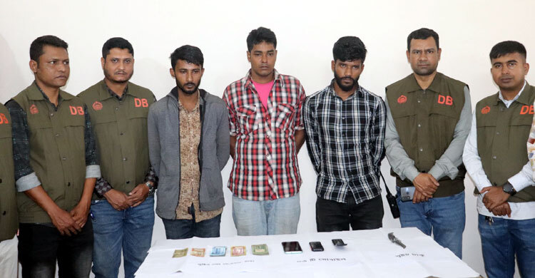 মাদকের টাকার জন্য চলন্ত বাসে ডাকাতি