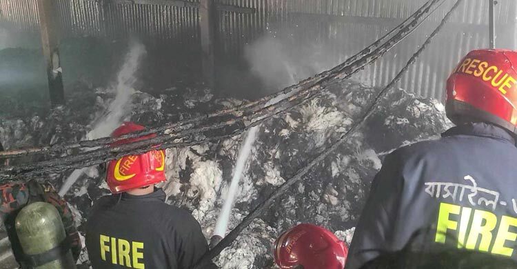 টাঙ্গাইলে এটিএম লুঙ্গি কারখানার আগুন নিয়ন্ত্রণে