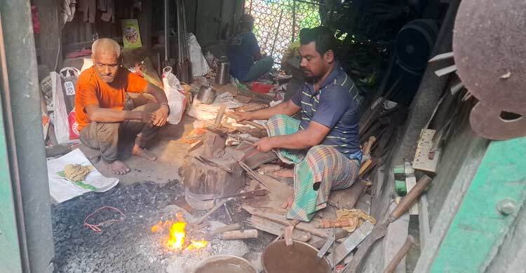 শেষ সময়ে দম ফেলার ফুরসত নেই কামারপাড়ায়