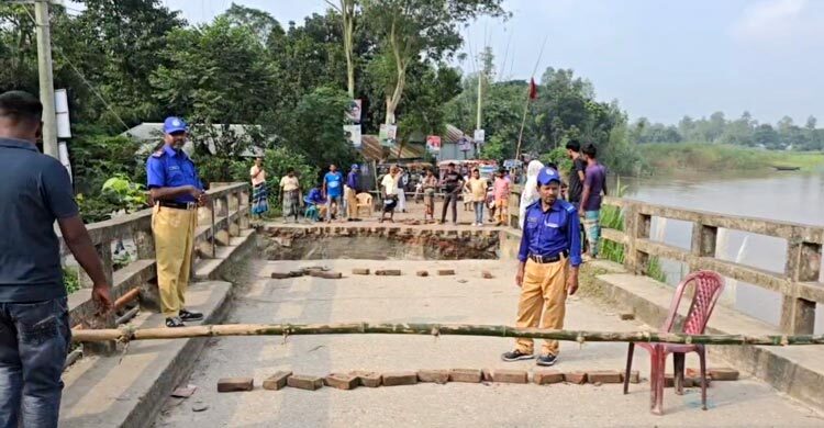 টাঙ্গাইলে সেতুর সংযোগ সড়ক ভেঙে দুর্ভোগে লাখো মানুষ