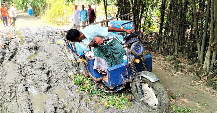 দুই কিলোমিটার কাঁচা রাস্তায় দুর্ভোগে তিন উপজেলার মানুষ