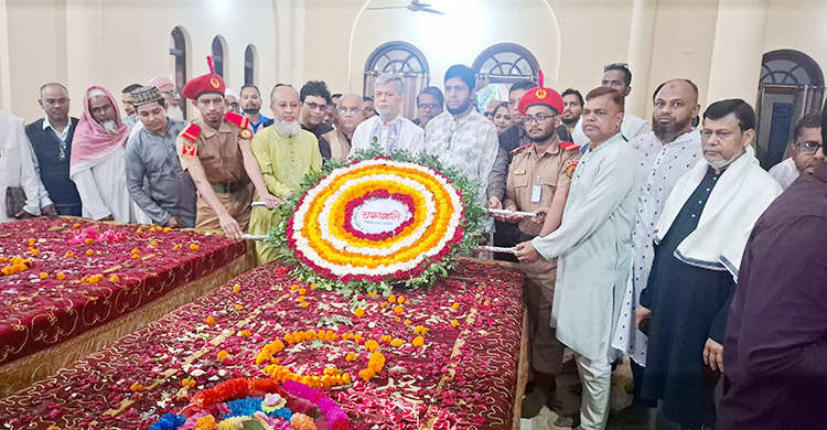 ৪৯তম মৃত্যুবার্ষিকী: ফুলে ফুলে ঢেকে গেছে মাওলানা ভাসানীর মাজার