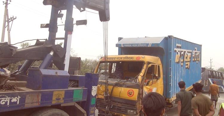 উল্টে গেলো কাভার্ডভ্যান, পলিথিন-বালতি-পাত্রে তেল নিলো স্থানীয়রা