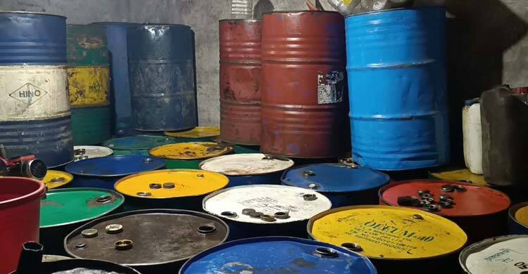 নির্ধারিত দামের চেয়ে বেশি দামে তেল বিক্রি, ৫০ হাজার টাকা জরিমানা