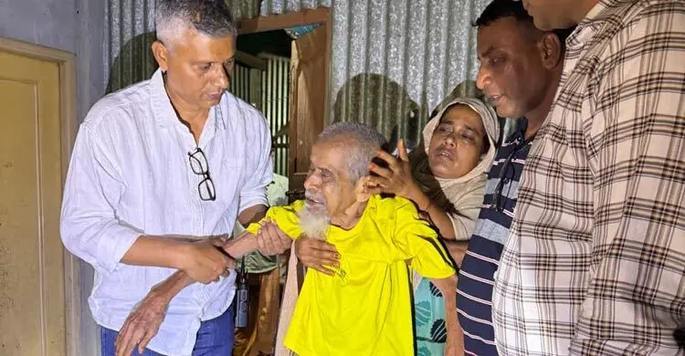 শতবর্ষী বৃদ্ধকে রাস্তায় ফেলে গেলো স্বজনরা, দায়িত্ব নিলেন প্রতিমন্ত্রী