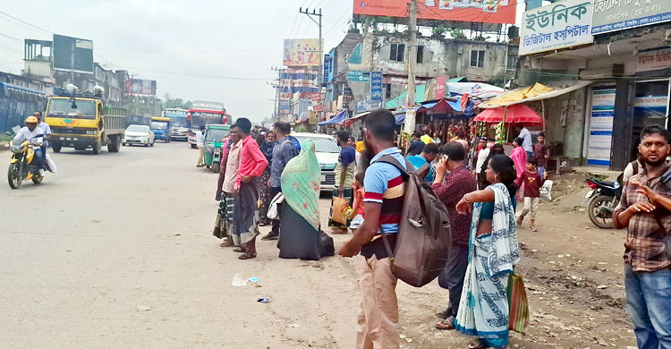 গণপরিবহন সংকট, বেশি ভাড়া আদায়ের অভিযোগ