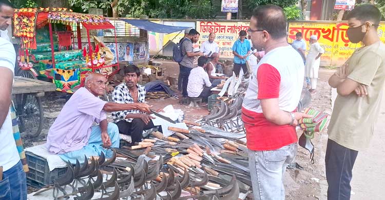 শেষ সময়ে দম ফেলার ফুরসত নেই কামারপাড়ায়