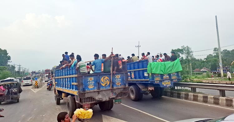 ১২ ঘণ্টাও স্বাভাবিক হয়নি ঢাকা-টাঙ্গাইল-যমুনা সেতু মহাসড়কের যানজট। এতে চরম দুর্ভোগে পড়েছেন এ সড়ক দিয়ে ঈদে ঘরমুখো মানুষ