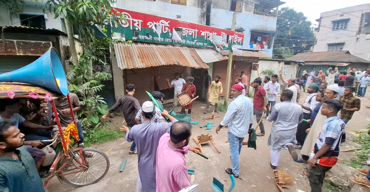 টাঙ্গাইলে জাতীয় পার্টির অফিস ভাঙচুর করলেন গণঅধিকার নেতাকর্মীরা