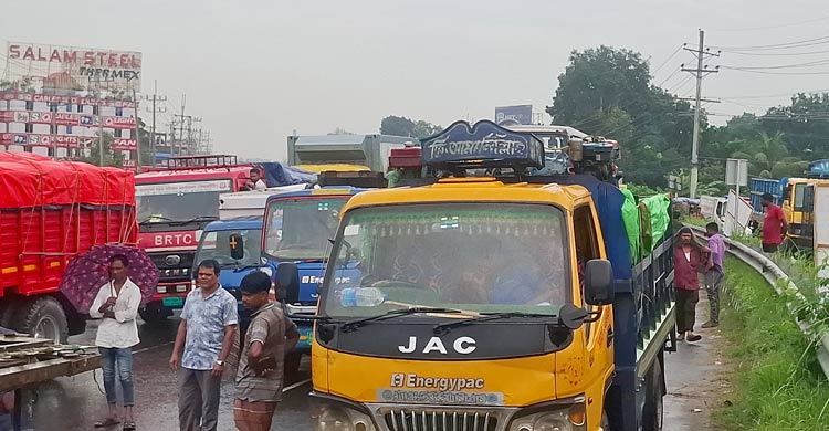 নুরের ওপর হামলার প্রতিবাদে ঢাকা-টাঙ্গাইল মহাসড়ক অবরোধ