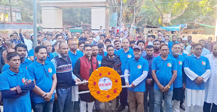 ৪৯তম মৃত্যুবার্ষিকী: ফুলে ফুলে ঢেকে গেছে মাওলানা ভাসানীর মাজার