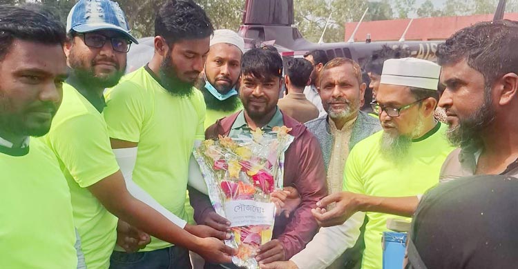 মা&ndash;বাবাকে হেলিকপ্টারে চড়িয়ে স্বপ্ন পূরণ করলেন প্রবাসী