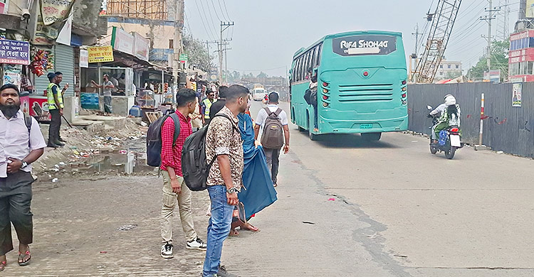 ঢাকা-টাঙ্গাইল মহাসড়ক গণপরিবহন সংকট, ট্রাক-পিকআপে ছুটছে মানুষ