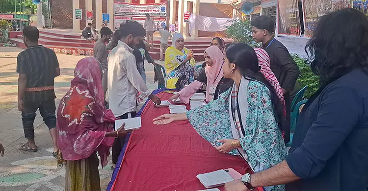 ৫ টাকায় মুরগির মাংস-খিচুড়ি, নিম্নআয়ের মানুষের জন্য ব্যতিক্রমী আয়োজন