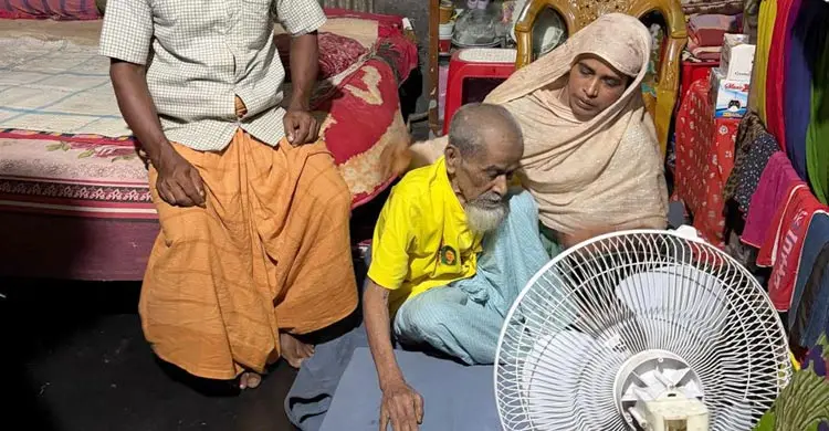 শতবর্ষী বৃদ্ধকে রাস্তায় ফেলে গেলো স্বজনরা, দায়িত্ব নিলেন প্রতিমন্ত্রী