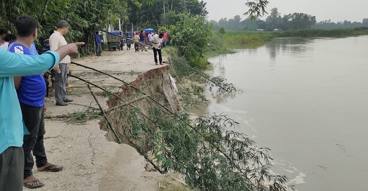 টাঙ্গাইলে সড়ক ভেঙে যানচলাচল বন্ধ, লাখো মানুষের ভোগান্তি