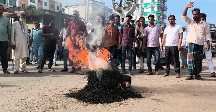 মনোনয়ন পরিবর্তনের দাবিতে টায়ার জ্বালিয়ে মহাসড়ক অবরোধ