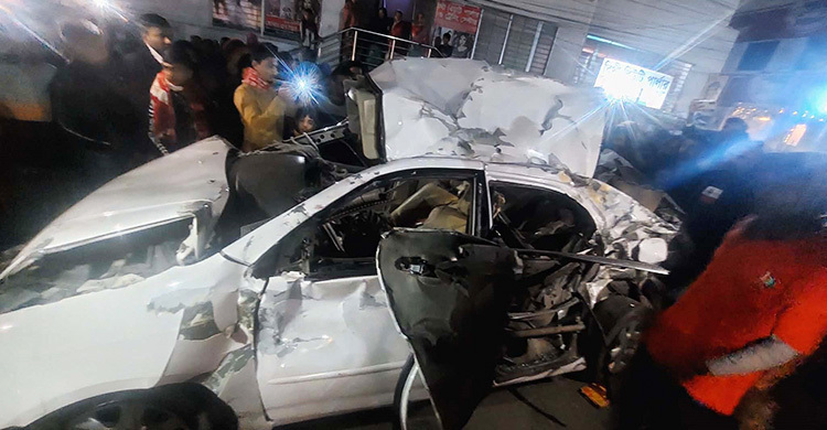 দাঁড়িয়ে থাকা প্রাইভেটকারে ট্রাকের ধাক্কা, মা-শিশুকন্যার মৃত্যু