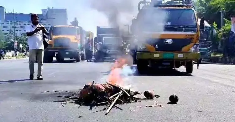 Interstate Editor Workers block Dhaka-Tangail highway over wage demands | English