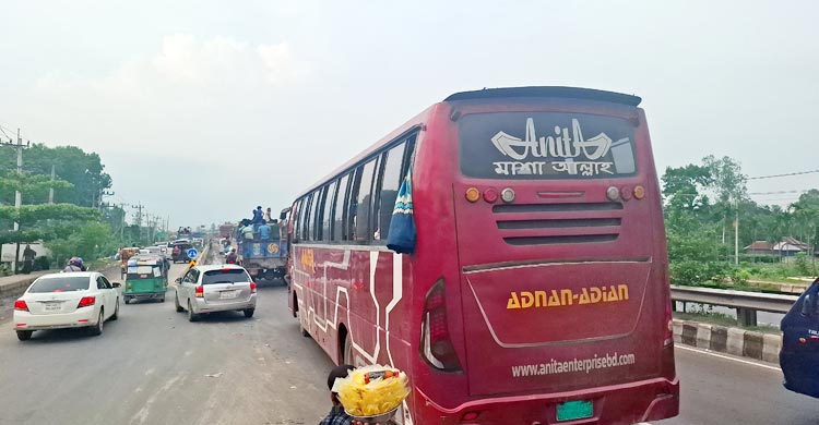 ১২ ঘণ্টাও স্বাভাবিক হয়নি ঢাকা-টাঙ্গাইল-যমুনা সেতু মহাসড়কের যানজট। এতে চরম দুর্ভোগে পড়েছেন এ সড়ক দিয়ে ঈদে ঘরমুখো মানুষ