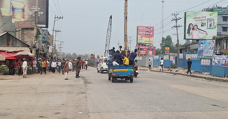 ঢাকা-টাঙ্গাইল মহাসড়ক গণপরিবহন সংকট, ট্রাক-পিকআপে ছুটছে মানুষ