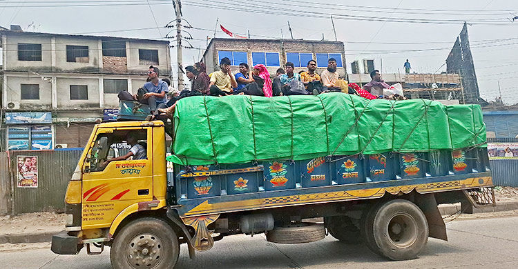 ঢাকা-টাঙ্গাইল মহাসড়ক গণপরিবহন সংকট, ট্রাক-পিকআপে ছুটছে মানুষ