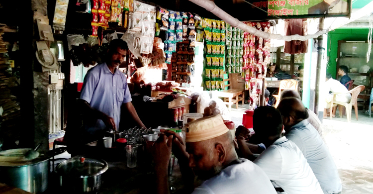 চা বিক্রি করে সংসার চলে আওয়ামী লীগ নেতার