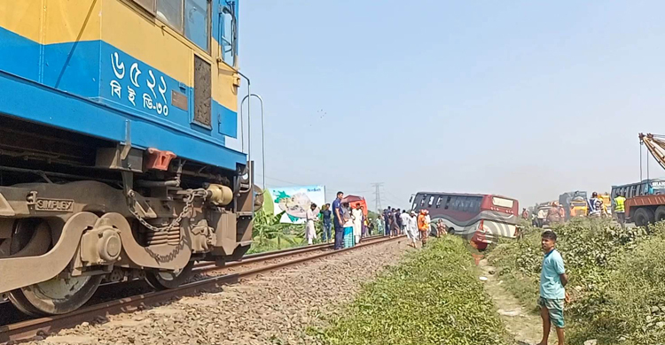 লাইনে উঠে পড়লো যাত্রীবাহী বাস, ২ ঘণ্টা বন্ধ ট্রেন চলাচল