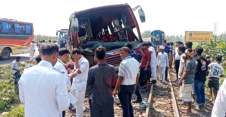 লাইনে উঠে পড়লো যাত্রীবাহী বাস, ২ ঘণ্টা বন্ধ ট্রেন চলাচল