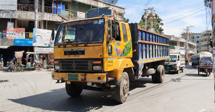 স্বাভাবিক হতে শুরু করেছে টাঙ্গাইলের জনজীবন