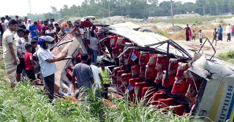 ঢাকা-টাঙ্গাইল মহাসড়কে বাস খাদে, অল্পের জন্য প্রাণে বাঁচলো যাত্রীরা