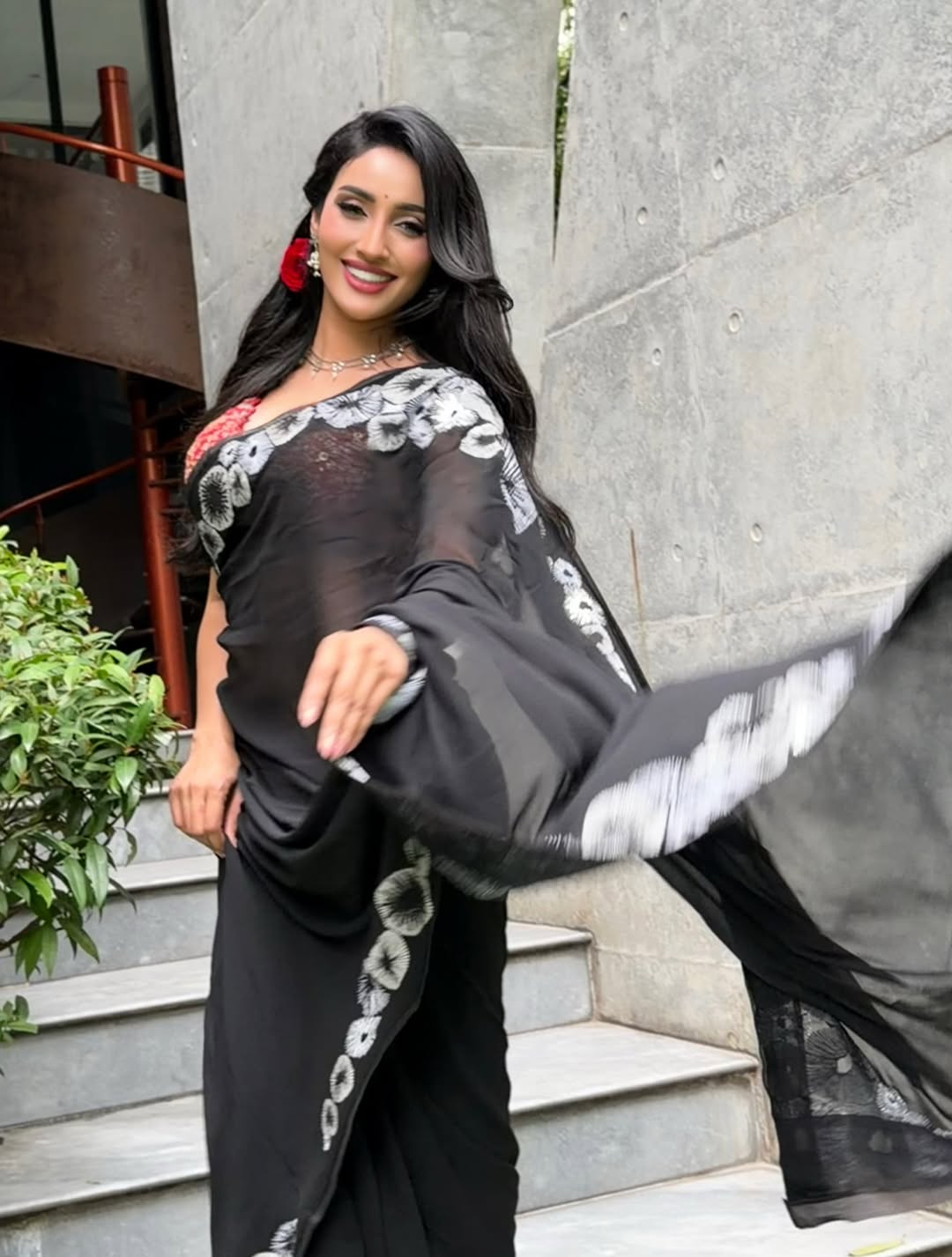 কালোর মোহে মুগ্ধতা ছড়ালেন মিথিলা