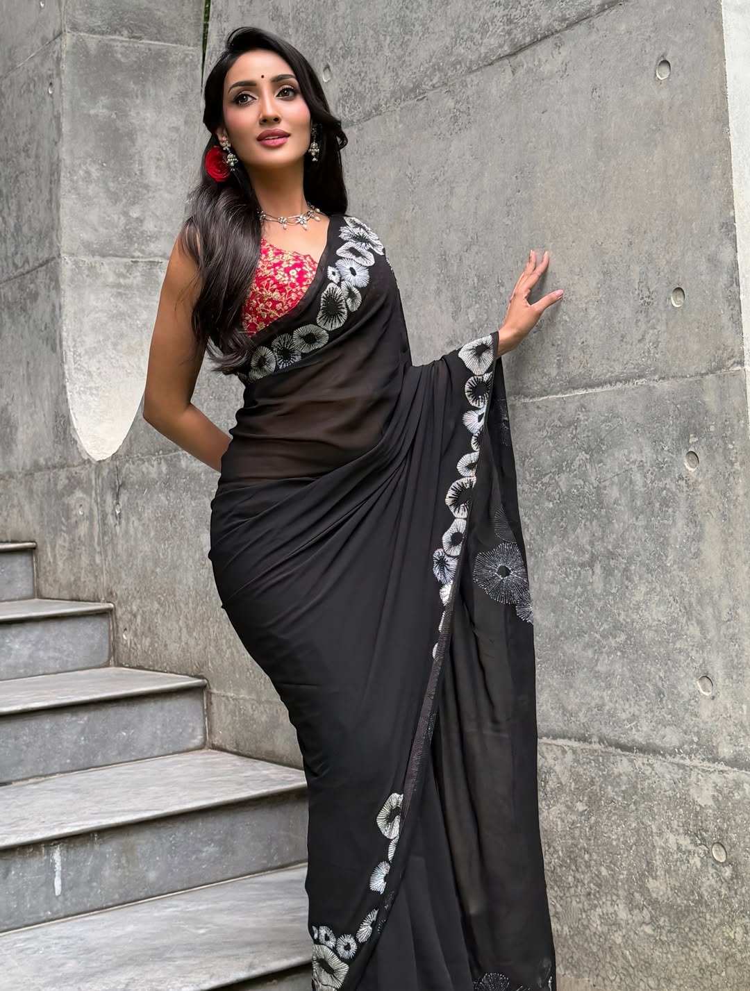কালোর মোহে মুগ্ধতা ছড়ালেন মিথিলা