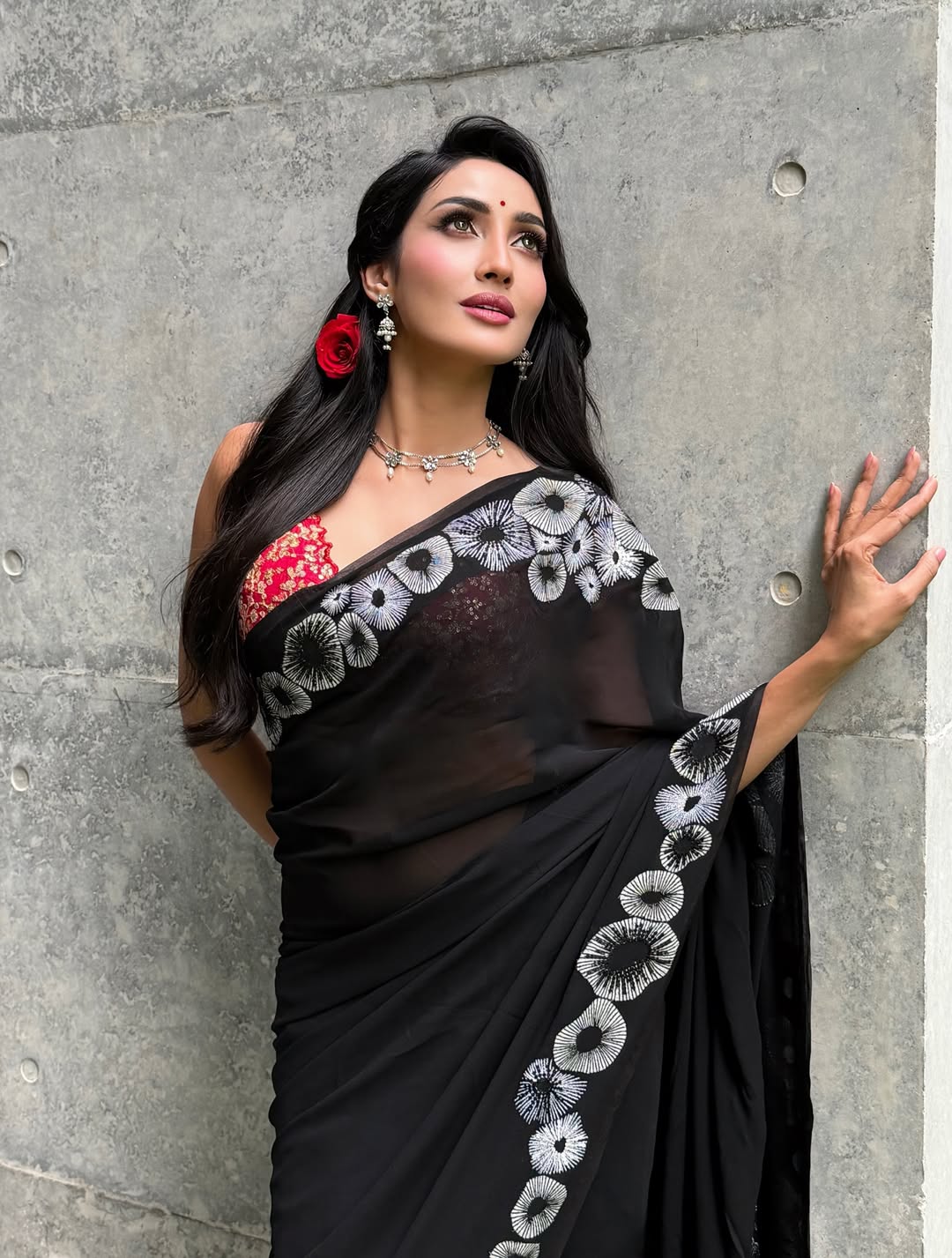 কালোর মোহে মুগ্ধতা ছড়ালেন মিথিলা