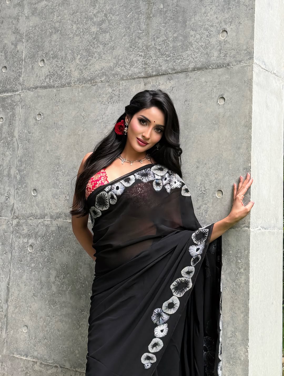 কালোর মোহে মুগ্ধতা ছড়ালেন মিথিলা