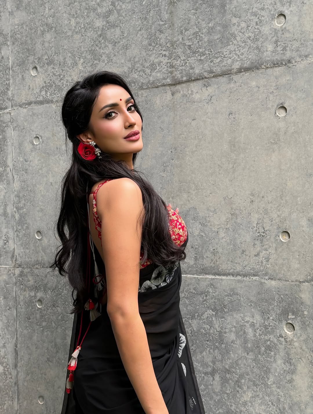 কালোর মোহে মুগ্ধতা ছড়ালেন মিথিলা