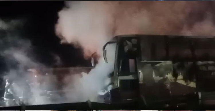 ঢাকা-টাঙ্গাইল মহাসড়কে চলন্ত বাসে আগুন