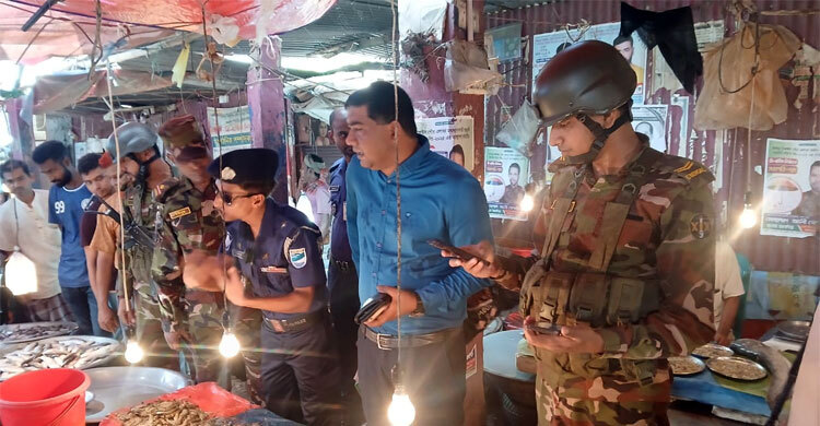 টাঙ্গাইলে চিংড়িতে জেলি ভরে ওজন বৃদ্ধির দায়ে জরিমানা