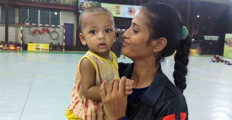 ১১ মাসের শিশুকে মাঠের পাশে রেখে হ্যান্ডবল খেললেন তানজিমা