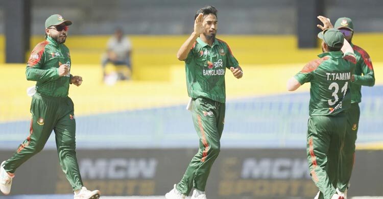 দারুণ ব্যাটিংয়ের পর বল হাতেও শুরুতেই আঘাত সাকিবের