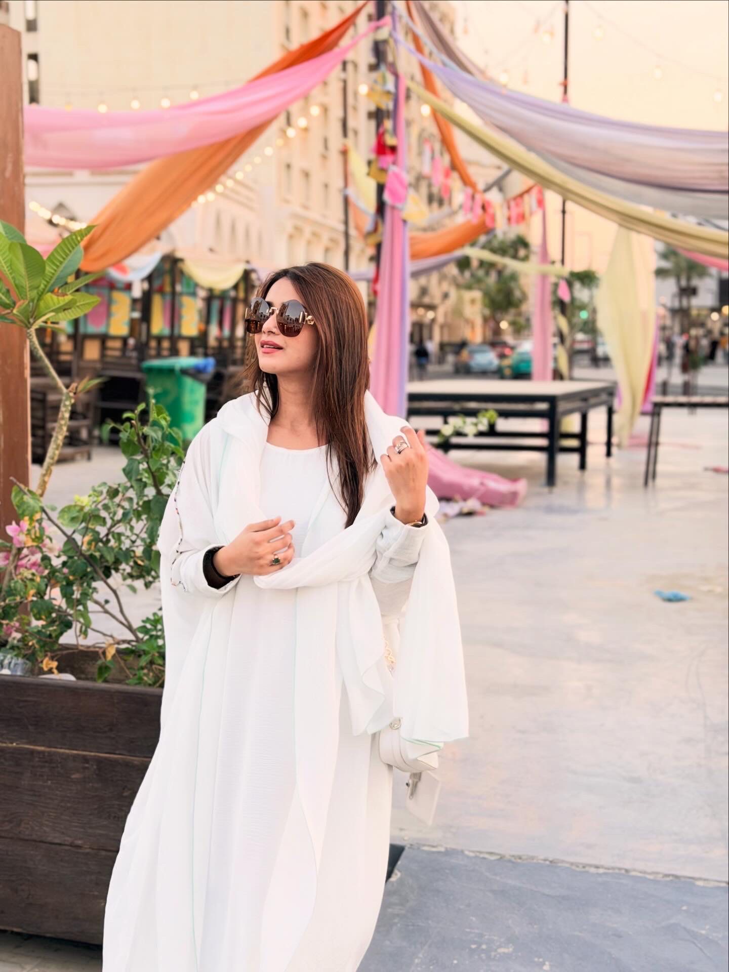 শ্বেতশুভ্র আভায় নজর কাড়লেন তানজিন তিশা