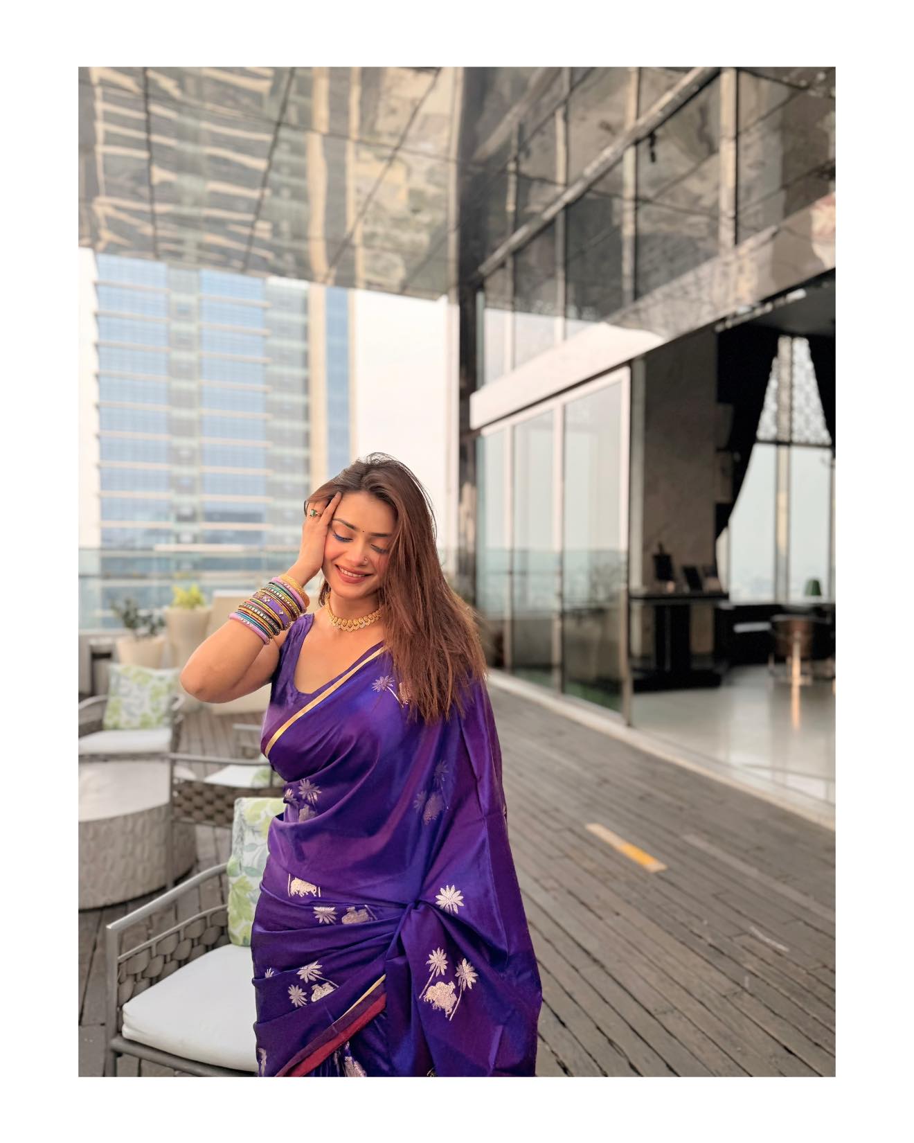 গাঢ় বেগুনিতে তিশার রাজসিক লুক