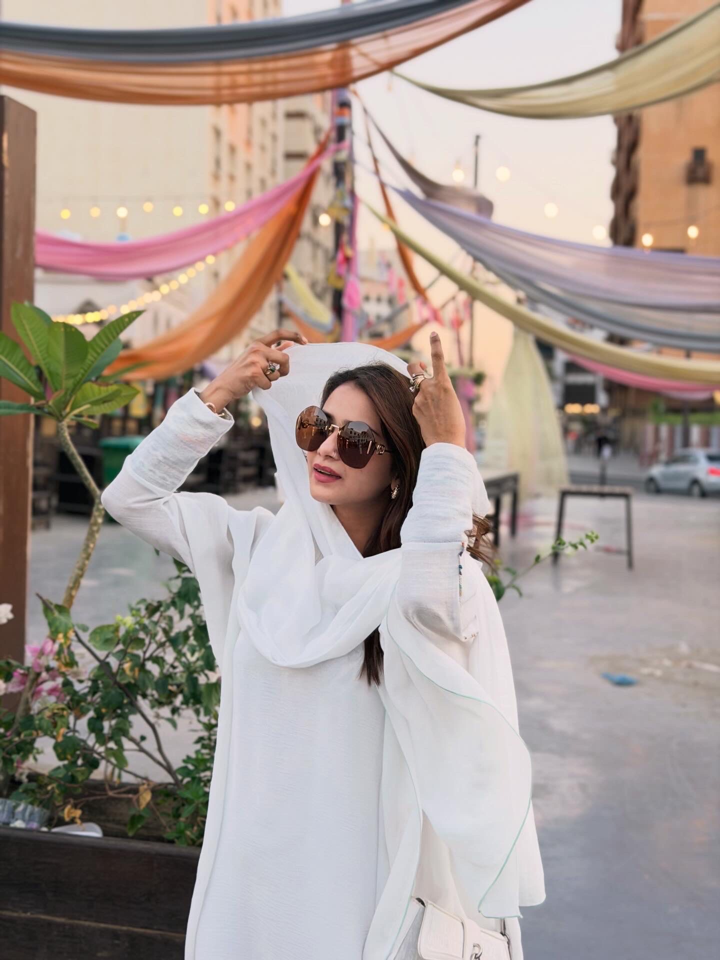 শ্বেতশুভ্র আভায় নজর কাড়লেন তানজিন তিশা