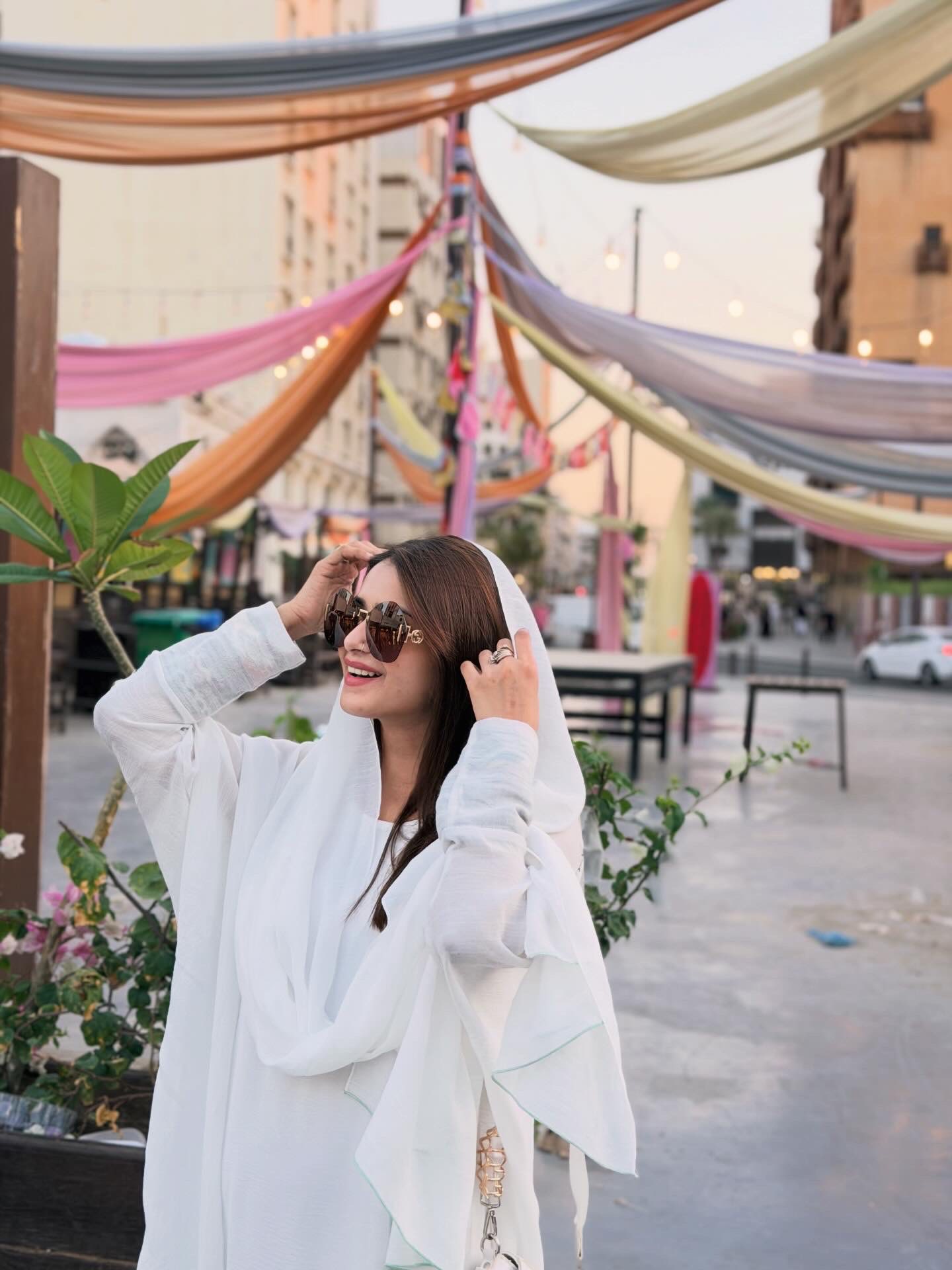 শ্বেতশুভ্র আভায় নজর কাড়লেন তানজিন তিশা