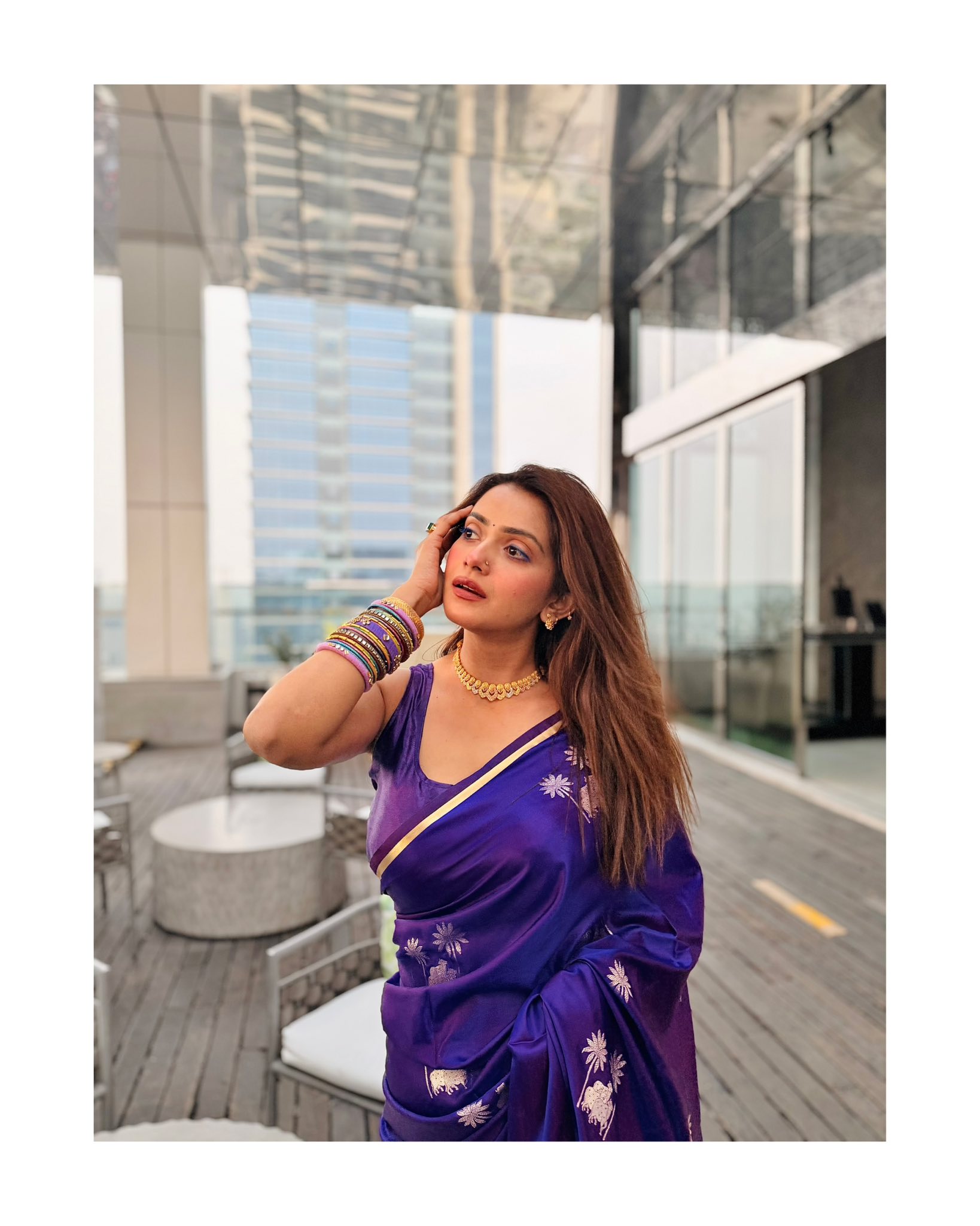 গাঢ় বেগুনিতে তিশার রাজসিক লুক