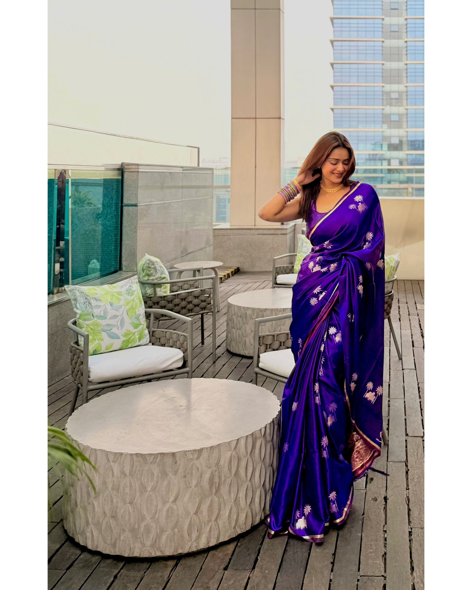 গাঢ় বেগুনিতে তিশার রাজসিক লুক