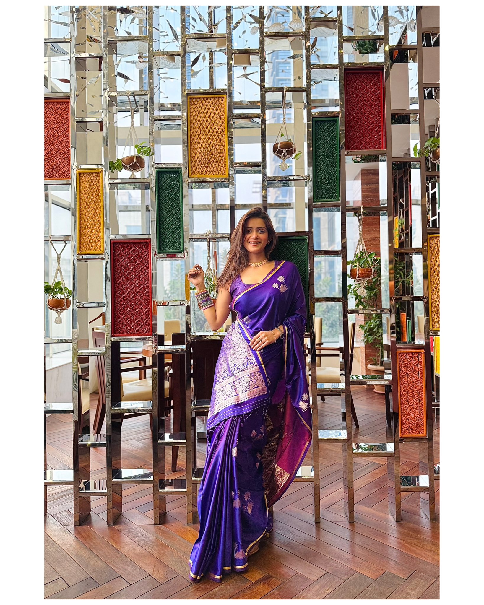 গাঢ় বেগুনিতে তিশার রাজসিক লুক