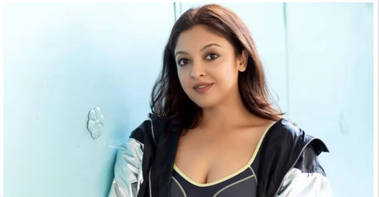 কাঁদতে কাঁদতে ভিডিও দিলেন নায়িকা