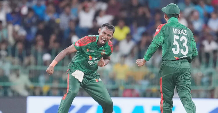 প্রথম ওভারেই উইকেট তানভীরের