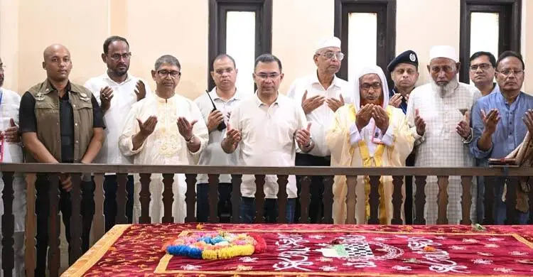মওলানা ভাসানীর কবর জিয়ারত করলেন প্রধানমন্ত্রী